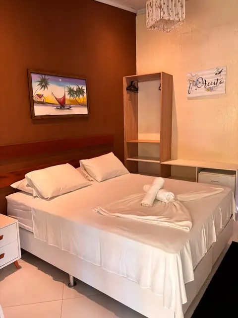 Cama de casal, ar-condicionado, TV e frigobar.