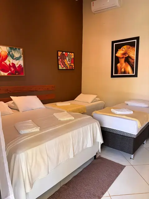 Espaço amplo, roupa de cama macia.